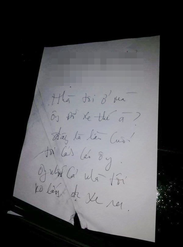 “Nhà tôi ở mà ông đỗ xe thế à? Đây là lần cuối tôi cảnh cáo ông. Ông nhốt cả nhà tôi. Không lấy được xe ra”. Đó là nội dung một tờ giấy mắng và cảnh cáo người đàn ông đỗ xe nhầm chỗ nhiều lần.