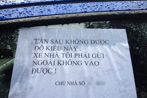 Một người chủ nhà có vẻ hiền hơn, đã cam chịu gửi xe ở ngoài khi chiếc ô tô này đỗ trước cửa nhà.