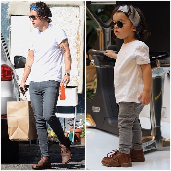 Không chỉ diện đồ giống Harry Styles, cậu nhóc còn được mẹ tạo kiểu tóc cho giống nam ca sỹ.
