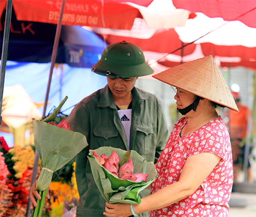 Các bà, các chị tranh thủ mua hoa về thưởng thức.