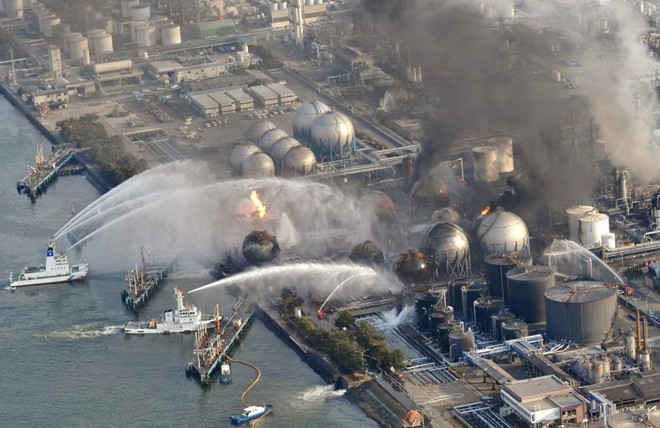 Vụ nổ lò phản ứng của nhà máy điện hạt nhân Fukushima, Nhật Bản, năm 2011, làm phát tán một lượng lớn phóng xạ ra môi trường. Hàng trăm nghìn người đã phải rời bỏ nhà cửa để lánh nạn. Đây cũng là lời cảnh báo về những rủi ro của điện hạt nhân.