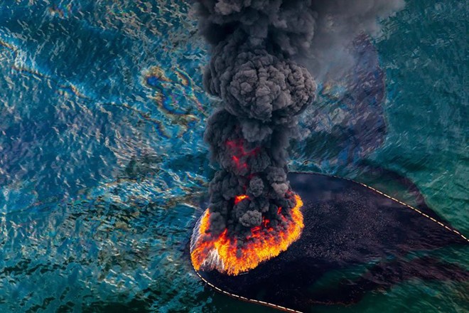 Vụ nổ giàn khoan dầu Deepwater Horizon tại Mexico năm 2010 đã thiêu cháy toàn bộ cơ sở hạ tầng và khiến dầu tràn khắp vịnh Mexico. Đây được coi là vụ tràn dầu trên biển lớn nhất thế giới