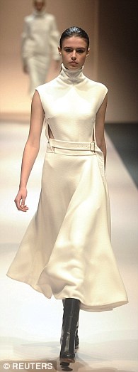 Trước khi xuất hiện tại Tuần lễ thời trang Singapore, BST Thu-Đông 2015 này của Victoria Beckham đã từng được trình diễn tại New York.