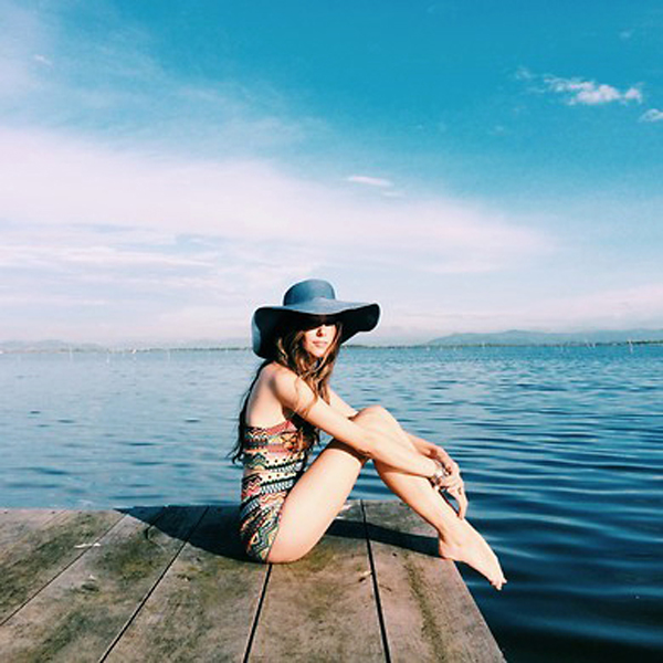 Flavia lại có vẻ “kín đáo” hơn với bikini liền mảnh họa tiết và mũ rộng vành tối màu.