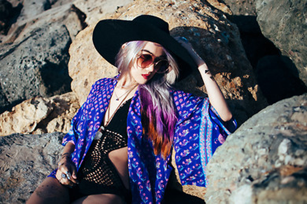 Bikini ren lỗ mix&match cùng áo choàng kimono, mũ rộng vành, kính tròn, phụ kiện và những hình xăm tạo nên một tổng thể “độc” và rất riêng.