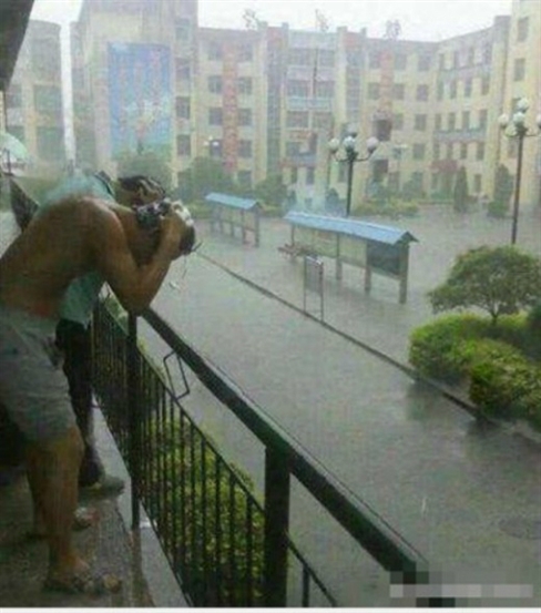 Một công đôi việc. Ai bảo sinh viên không thích trời mưa.