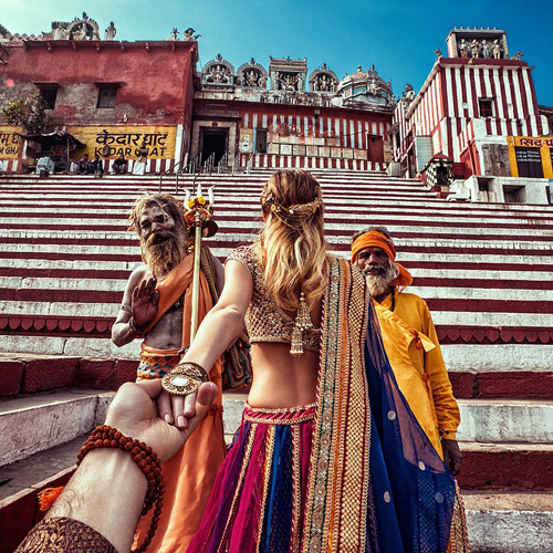 Cặp đôi chụp cùng những người dân sống ở thành phố Varanasi.