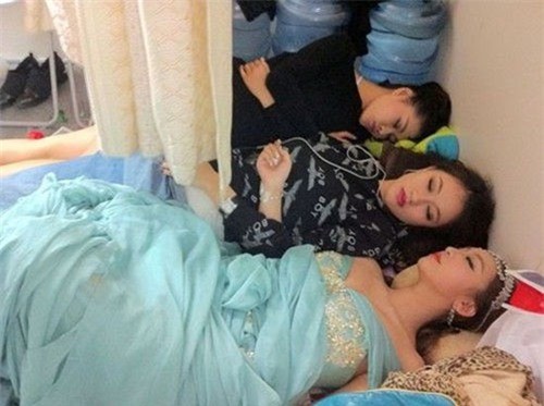 Loạt ảnh này một lần nữa cho thấy cái nhìn rõ ràng hơn về người mẫu xe hơi – nghề nghiệp đang phát triển rất nhanh và được coi là “hái ra tiền” ở Trung Quốc.