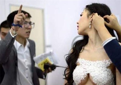 Trong loạt ảnh chủ yếu được ghi lại tại một triển lãm mô tô ở Bắc Kinh, hầu hết người mẫu đều phải chen chúc trong khoảng không gian chật hẹp. Người mẫu vừa trang điểm, chỉnh sửa trang phục, vừa nghe chỉ đạo của quản lý.