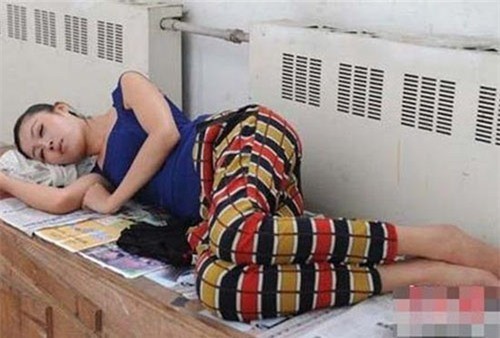 Người mẫu ngủ vạ vật. Trong căn phòng nhỏ xíu này, không chỉ có chân dài mà còn bày la liệt váy áo, đồ trang điểm vương vãi khắp nơi. 