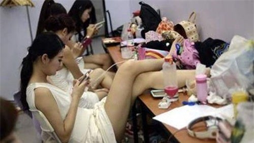 Vì quá mệt mỏi, nhiều người mẫu ngủ gục trên bàn hay nằm luôn xuống đất vì không đủ ghế ngồi. Họ phải ăn vội bữa trưa với những suất cơm hộp mức giá rẻ bèo. 