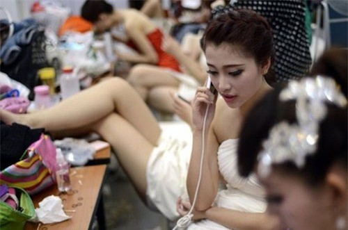 Họ dành thời gian buôn chuyện điện thoại. 