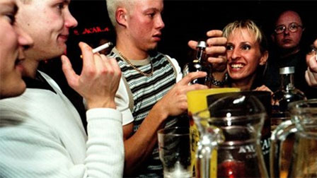 Cười bò với đại hội thể thao ở trường Y: Bê cáng chạy đua, dùng bình truyền nước làm gậy tiếp sức-3