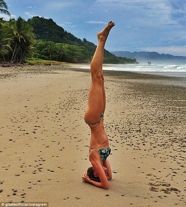 Siêu mẫu giàu nhất thế giới - Gisele Bundchen - cũng là tín đồ của bộ môn yoga. Chân dài Brazil thường xuyên chia sẻ ảnh tập luyện lên trang cá nhân.