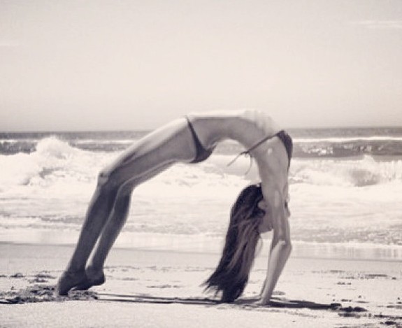 Chân dài Australia thực hiện một động tác yoga trên bãi biển.