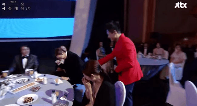 Ông trùm JYP” làm dấy lên làn sóng phẫn nộ vì nhận xét về cơ thể thiếu nữ 17 tuổi ngay trên truyền hình-4