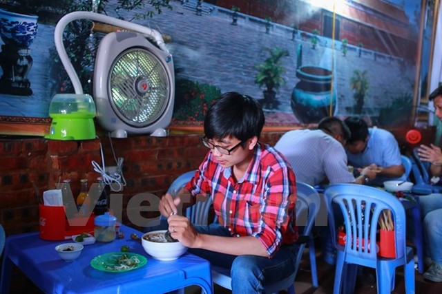 Một sáng kiến của ông chủ cửa hàng bình dân tại Hà Nội