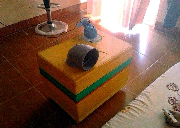 Chỉ cần chiếc thùng xốp, quạt điện mini, một đoạn ống nhựa ngắn,keo dán và một vài công đoạn bạn đã có một chiếc điều hòa với giá khoảng 200 nghìn đồng