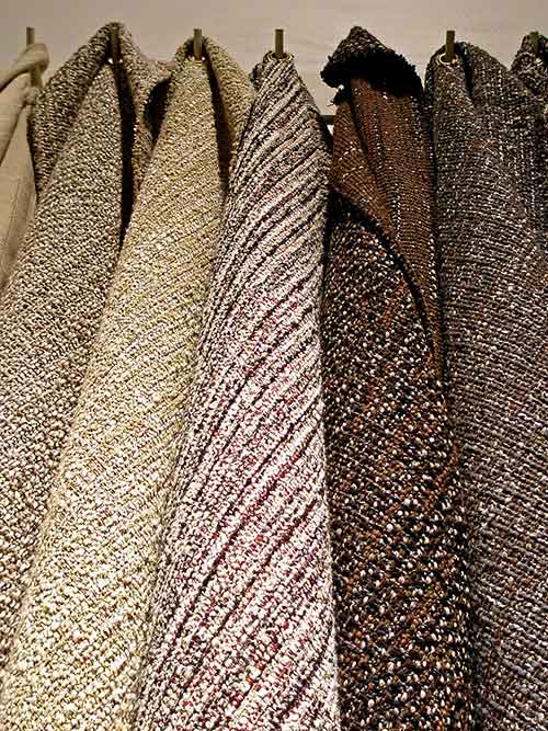 Vải tweed vốn là loại vải dạ dày, thô được dành cho mùa thu đông.