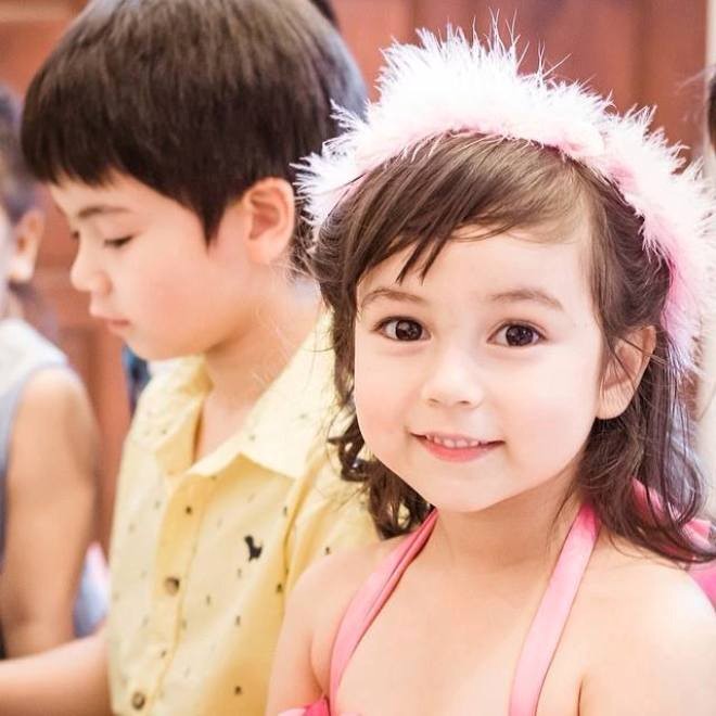 Gương mặt bầu bĩnh, đôi mắt trong sáng và nụ cười thơ ngây luôn khiến Jenna nổi bật.