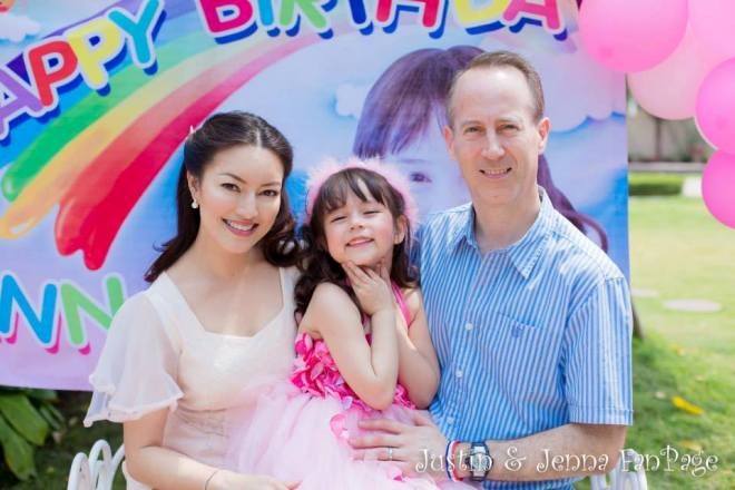 Cha và mẹ Jenna trong sinh nhật lần thứ 6 của cô bé.