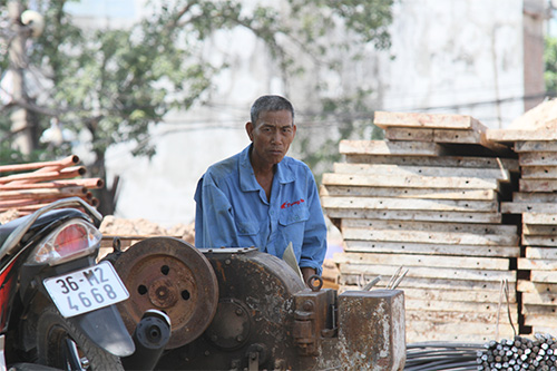 Vạ vật ngồi nghỉ sau một thời gian làm việc dưới trời nắng.