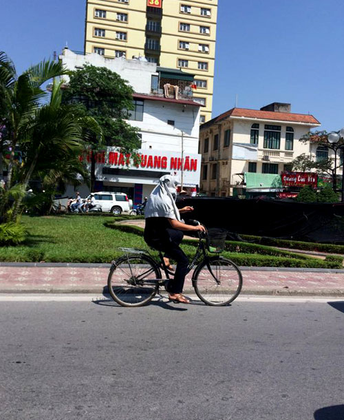 Không mang mũ, nhiều người phủ tạm áo lên đầu.