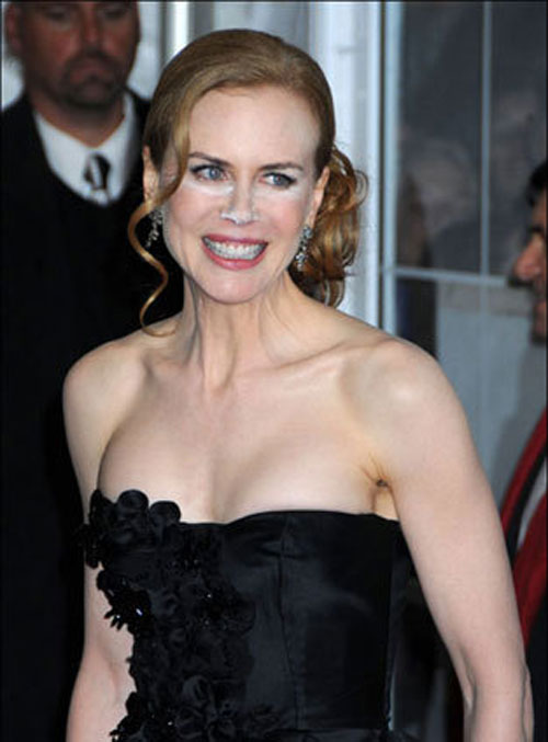 Nicole Kidman với nụ cười ngượng trên thảm đỏ. Một phần vì cô không tự tin với khuôn mặt loang lổ phấn của mình