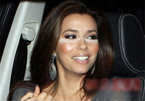 Điều này cũng xảy ra tương tự với Eva Longoria, trong khi cô lại đánh má hồng quá đậm, khiến hai phần mắt và má quá tương phản.