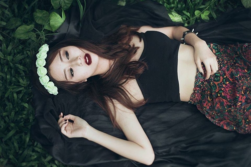Không biết vô tình hay cô ý mà Quỳnh Anh Shyn hay chọn những chiếc áo... thùng thình. Nhưng cho dù là khi diện bikini hay áo bó sát thì đường cong của bộ ngực cũng không được