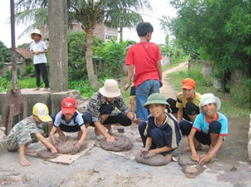 Trò chơi pháo đất, các bạn sẽ dùng đất để làm pháo. Pháo của ai nổ to nhất thì người đó sẽ thắng.