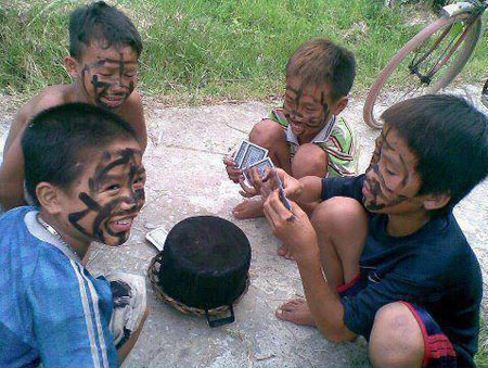 Trò chơi phết nhọ nồi, một trò rất phổ biến ở các vùng quê.