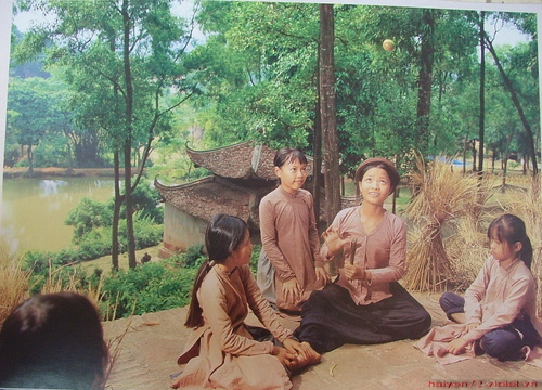 Trò chơi dành riêng cho các bạn gái, chơi que hay còn gọi là đánh chuyền.