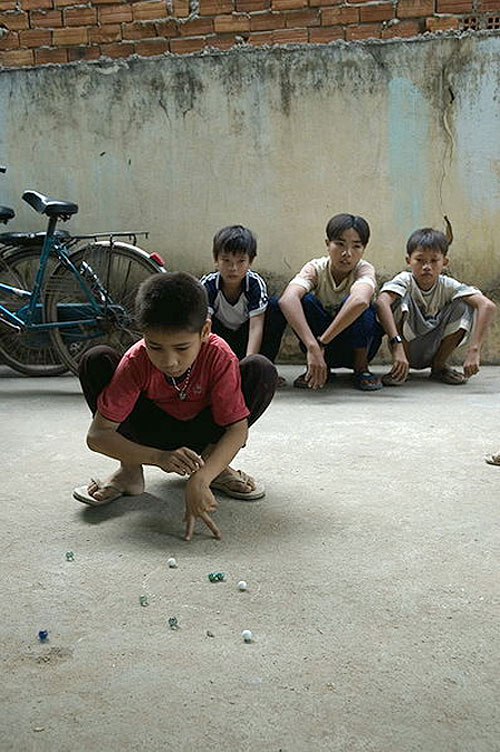 Trò bắn bi của những bạn trai