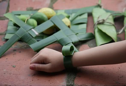 Làm đồng hồ từ lá dứa dại, lá dừa
