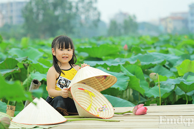 Thỏa thích chơi đùa bên nón lá.