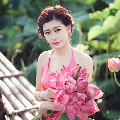 Sen đang vào mùa nở rộ, các bạn trẻ háo hức rủ nhau tới đầm sen Hồ Tây để ghi lại những khoảnh khắc đẹp nhất. Và cô gái Nguyễn Khánh Ly (SN 1993) cũng không phải ngoại lệ. 