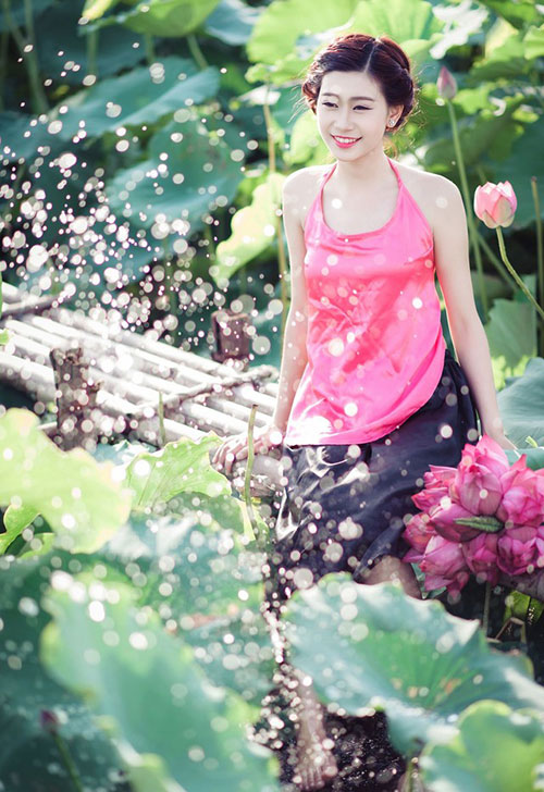 Với vẻ đẹp hài hòa và nổi bật, bộ ảnh của Khánh Ly nhận được nhiều phản hồi tích cực từ phìa người xem. Được biết, Khánh Ly hiện đang là sinh viên năm cuối chuyên ngành sư phạm Tiểu học. 