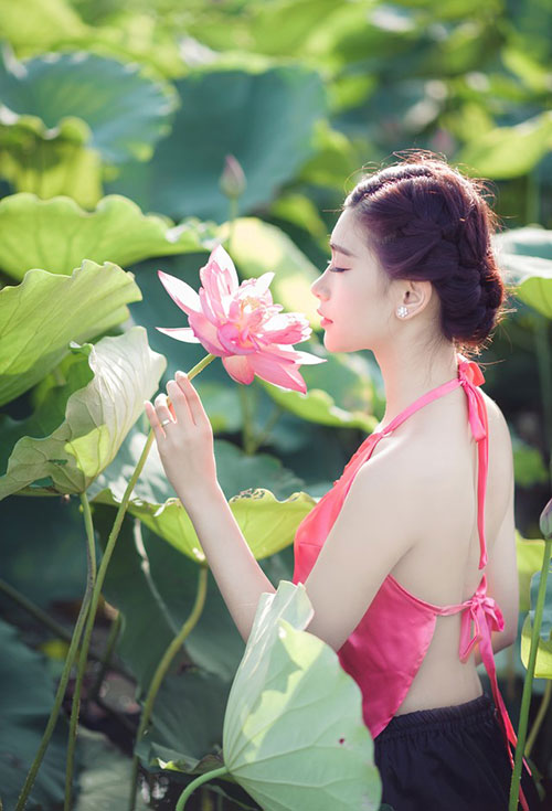 Bộ ảnh được thực hiện nhằm lấy những khoảnh khắc tuyệt đẹp của hoa sen đầu mùa và lưu giữ nét xuân của thiếu nữ. Khung cảnh thuần Việt, thiếu nữ đẹp hiền hậu trong áo tứ thân làm ai cũng ngẩn ngơ ngắm nhìn. 
