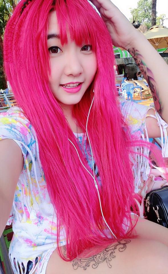 Trần Ngọc Cát Phương (sinh năm 1990, sống tại TP HCM) gây chú ý trên mạng nhờ sở hữu mái tóc đỏ và hơn 10 hình xăm độc đáo trên cơ thể. Facebook của Phương hút hơn 120.000 người theo dõi. Hiện 9X là chủ của chuỗi cửa hàng kính áp tròng với nhiều chi nhánh trên cả nước.