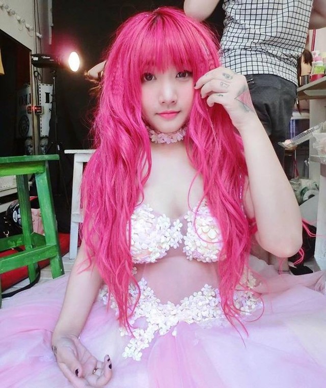 Cát Phương trông khá xinh xắn khi mang trên mình bộ váy điệu đà.