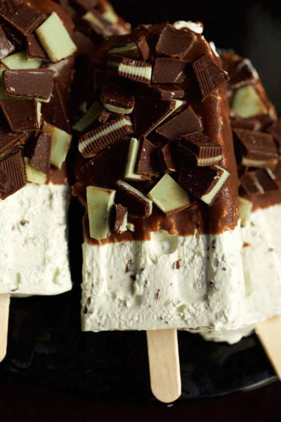 Độ “béo ngấy” ngất ngây của kem pho mai và chocolate được làm dịu đi nhờ hương bạc hà thanh mát.