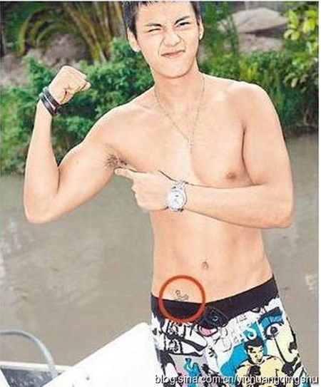 ... và người tình cũ Trần Vỹ Đình có hình xăm đôi ở dưới thắt lưng.