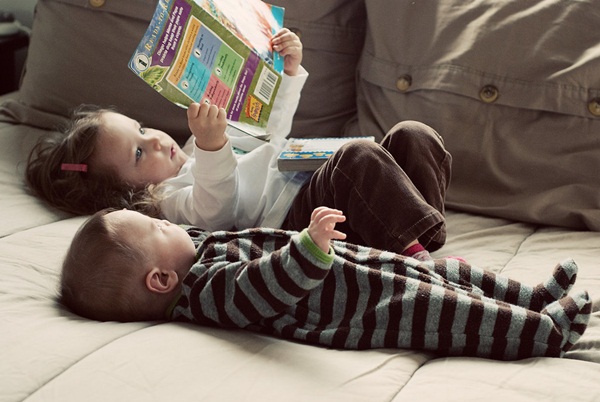 Khi bạn thấy trong nhà thật yên ắng, tĩnh lặng và phát hiện con đang cuộn mình ôm cuốn sách.