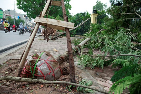 Hàng loạt 'chuyện khó tin có thật' trong siêu dông Hà Nội