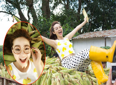 Minh Hằng tạo dáng xì teen trên xe ngô