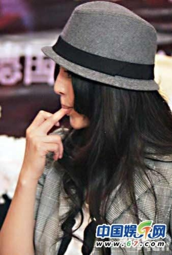 Cô hồn nhiên mút ngón tay trước ống kính