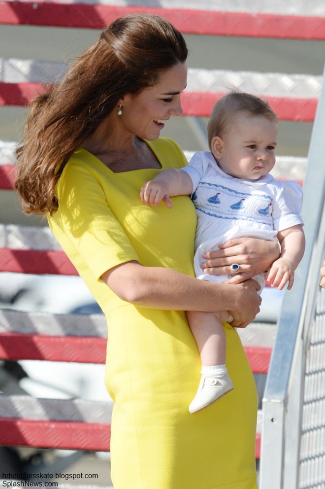 Ngay từ khi còn nhỏ, Hoàng tử George đã được mẹ Kate chăm chút kỹ lưỡng cho tủ quần áo. Tuy nhiên, những món đồ hiệu của cậu bé thường không quá đắt, chỉ dao động trong khoảng vài chục đôla (từ 1-2 triệu đồng). Ảnh: SplashNews. 