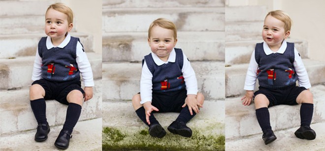 Thời trang mùa Noel dễ thương của hoàng tử bé. George mặc áo hiệu Cath Kidston và đi giày Amaia.