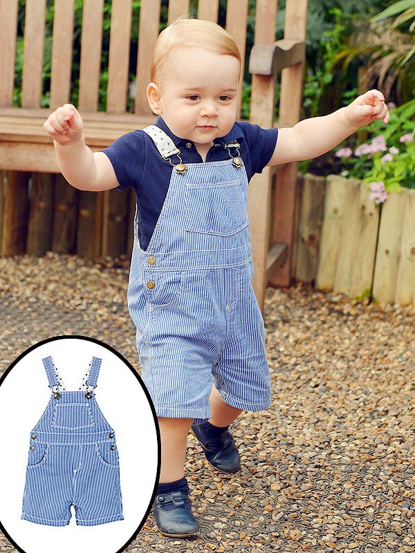 Quần yếm là món đồ quen thuộc trong tủ quần áo của Hoàng tử George. Cậu bé thường mặc quần yếm của thương hiệu Petit Bateau (có giá 46 USD) với áo polo và đôi giày yêu thích hiệu Early Days (giá 42 USD). Ảnh: John Stillwell/PA Wire. 